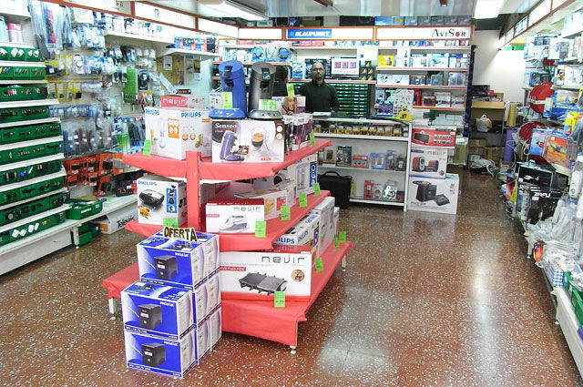 tienes dinero para comprarte 4 cosas de una tienda de electronica